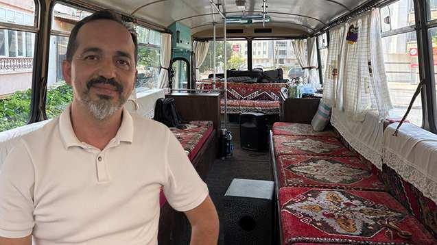 <p>Bozlak geleneğini yaşatmak için "Bir Bozlak Hikayesi" projesini başlatan Serhat Ulaşkan (48), 3 yıldır 1985 model "Allı Turnam" ismini verdiği otobüsüyle Anadolu'yu geziyor.</p>