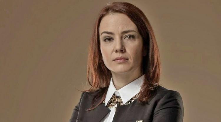 <p>Ünlü oyuncu, <em><strong>"Mısır konsolosluğuna gelen vatandaşlarımızla sarıldık kucaklaştık, birlikte gözyaşı döktük. Hâlâ azız. Hâlâ bekliyoruz."</strong></em> dedi.</p>
