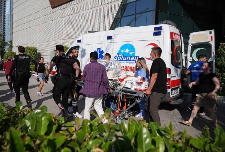 <p><strong>SAĞLIK BAKANLIĞINDAN AÇIKLAMA</strong></p>
<p>Bakanlık'tan yapılan açıklamada, "</p>
<p>İzmir Konak’taki özel bir hastanenin yanında çıkan yangın nedeniyle hastanede tedavi gören hiçbir hasta olumsuz etkilenmemiştir. Tedbiren tüm hastaların nakli gerçekleştirilmekte olup, hastalarımızın durumu ve yangının seyri yakından takip edilmektedir" denildi.</p>