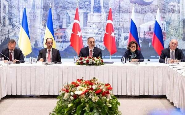 <div>Türkiye'nin ev sahipliğinde, 2 Haziran'da, Rusya ile Ukrayna arasında İstanbul'da yapılan müzakereler sonucunda 6 bin Ukrayna askerinin dondurulan cesetlerinin teslimi, ağır hasta ve yaralı askerler ile 25 yaş altındaki esir askerlerin takası konusunda anlaşmalara varılmıştı.</div>
<div> </div>