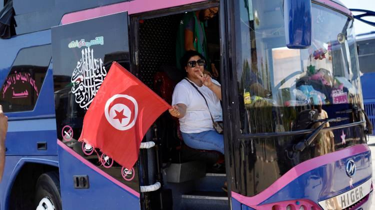 <p>12 OTOBÜS VE 100 ARAÇTAN OLUŞAN KONVOYA BİNİN ÜZERİNDE AKTİVİST BULUNUYOR</p>
<p> </p>
<p>Tunus merkezli Bağımsız Filistin’le Dayanışma Koordinasyonu öncülüğünde düzenlenen Kafilenin Sözcüsü Dr. Muhammed Emin Bennur dün Tunus’ta AA muhabirine yaptığı açıklamada, Gazze’ye ulaşıncaya kadar kafileye binlerce kişinin katılmasını beklediğini söylemişti.</p>