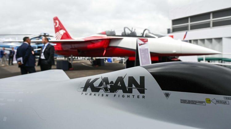 <p><strong>ORTA DOĞU</strong></p>
<p> </p>
<p>Kuveyt haber ajansı KUNA'nın "Türkiye: Endonezya’ya savaş uçağı ihracatı stratejik işbirliği için bir örnek" başlığıyla görülen haberinde gelişmelere ilişkin bilgi verildi. Haberde, Cumhurbaşkanı Recep Tayyip Erdoğan'ın yanı sıra Cumhurbaşkanlığı Savunma Sanayii Başkanı Haluk Görgün'ün açıklamalarına yer verildi.</p>
<p> </p>
<p>Katar merkezli "Al-Araby Al-Jadeed" ise "Türkiye, Endonezya'ya 48 savaş uçağı ihraç etti" başlıklı haberini, Cumhurbaşkanı Erdoğan'ın açıklamasına dayandırarak Ankara'nın, Endonezya'ya 48 Türk yapımı savaş uçağı ihraç etmek için bir anlaşma imzaladığını kaydetti.</p>
<p> </p>
<p> </p>