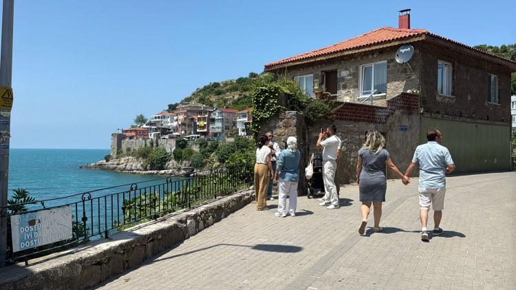 <p>UNESCO Dünya Mirası Geçici Listesi'nde yer alan, Amasra Kalesi'nin bulunduğu, Batı Karadeniz'deki yaz turizminin önemli bölgesi olan Amasra ilçesinde Kurban Bayramı tatilinde 5 bin yatak kapasiteli otellerin tamamı doldu.</p>