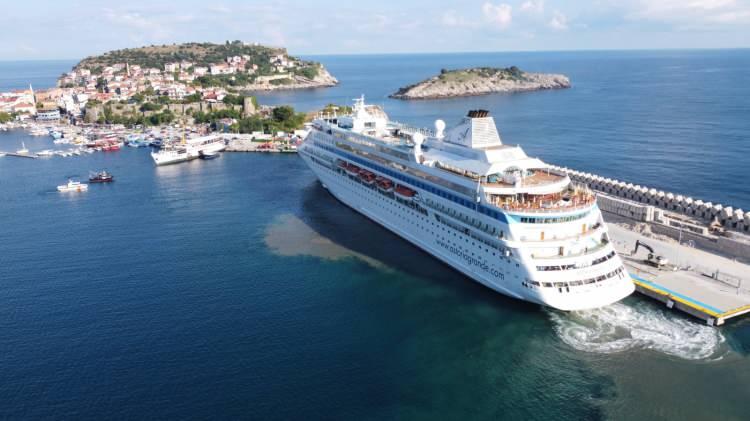 <p>Şirin ilçemize yaklaşık 32 bin araç girişi olurken, 5 bin yatak kapasiteli otel ve pansiyonlarımızın tamamı doldu. Yaklaşık 150 bin günübirlik turist ilçemize gelerek, mutlu olarak ayrıldı. Amasra, bayramda sınıfı geçti diyebiliriz, şimdi yaz ayına hazırlıklarımız başladı" dedi.</p>