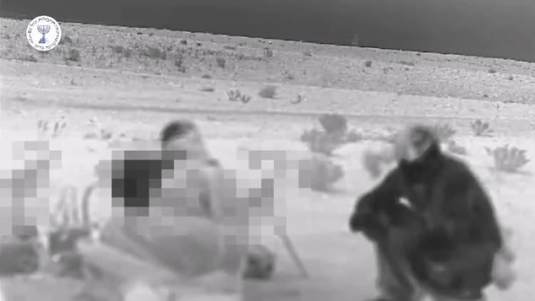 <p><span style="color:#B22222"><strong>MOSSAD SAHNEDE: DERİN SABOTAJ OPERASYONU</strong></span></p>
<p>Aynı anda, İsrail’in dış istihbarat servisi Mossad, İran’ın derinliklerinde gizli sabotaj operasyonları yürütüyordu. Bu operasyonlar, özellikle hava savunma sistemlerini ve balistik füze rampalarını devre dışı bırakmayı hedefliyordu.</p>
<p>Mossad’ın hem İran içindeki ajanları hem de merkezden yönlendirilen yüzlerce personeli bu operasyona dahil edildi. İran vatandaşı olan özel bir Mossad birimi de görev aldı.</p>
<p> </p>