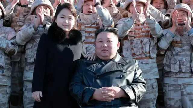 <p><strong><span style="color:rgb(178, 34, 34)">KUZEY KORE: İRAN'IN YANINDAYIZ</span></strong></p>
<p>Bu süreçte Kuzey Kore lideri Kim Jong-un, Ortadoğu'daki gelişmelere ilişkin dikkat çekici açıklamalarda bulundu.</p>
<p> </p>