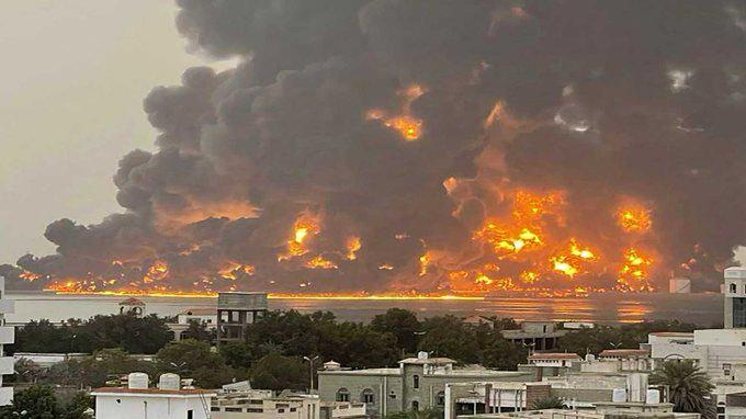 <p>Yemen'deki Husiler, ateşkes anlaşmasını bozarak Gazze Şeridi’ne şiddetli saldırılarını tekrar başlatan İsrail'i zaman zaman balistik füzelerle hedef alıyor.</p>
<p></p>