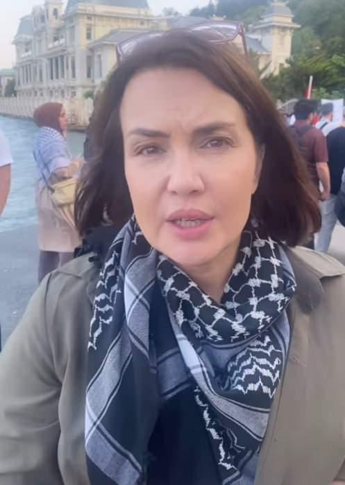 <p>Konsolosluk'a giderek eyleme katılan oyuncu Deniz Uğur, <em><strong>"Mısır polisi otelleri basıp vatandaşlarımızı gözaltına alıyor! Mısır konsolosluğunun önündeyim. Burada protesto eden bir avuç insanız. Nasıl nefes olacağız Gazze’ye?"</strong></em> dedi.</p>