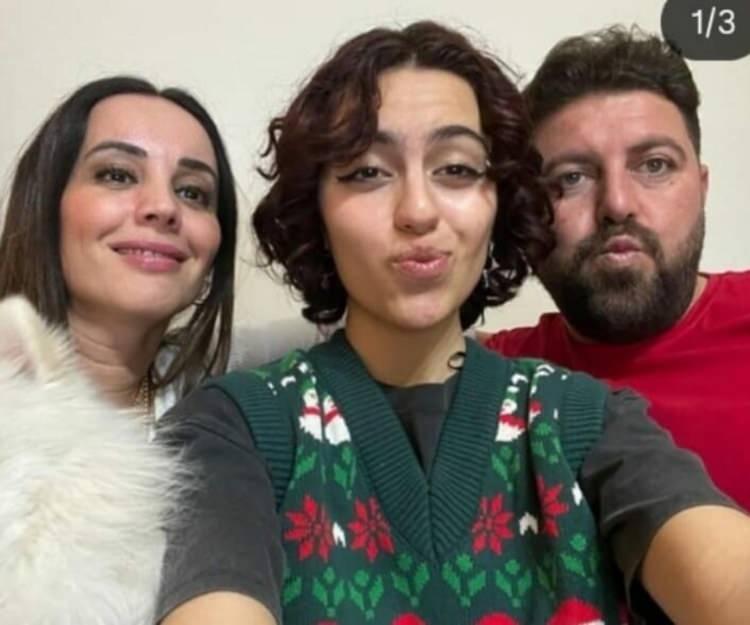 <p>Kazada otomobil sürücüsü Özkan Nazlı, eşi Suna Nazlı (45) ile diğer otomobilin sürücüsü Sultan Baran ile ablaları Emine Baran (26) ve Fatma Baran (24) yaşamını yitirdi. </p>
<p> </p>
<p><strong><em>(Fotoğrafta Özkan Nazlı, eşi Suna Nazlı ve Zeynep Nazlı)</em></strong></p>