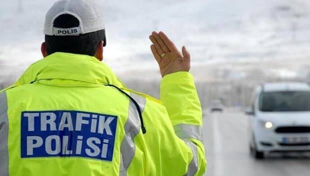 <p><strong>RADAR CEZASINDA İNDİRİM VAR MI?</strong></p>

<p>Radar cezası tebliğinden 15 gün içinde peşin ödeme yapanlara yüzde 25 indirim uygulanır. Örnek verecek olursak yüzde 10-30 arası hız ihlali cezası 1.626 TL'ye düşer.</p>
