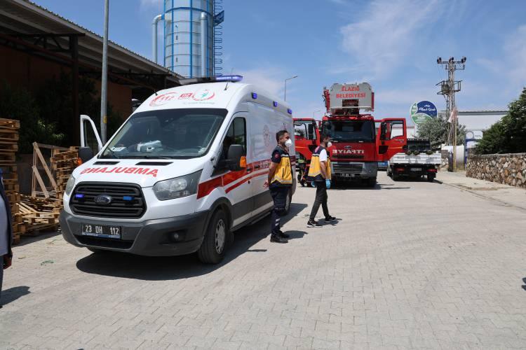 <p>İhbar üzerine olay yerine çok sayıda sağlık, itfaiye, UMKE, AFAD ve jandarma ekibi sevk edildi. Patlamadan etkilenen 3 kişi ambulanslarla kentteki hastanelere kaldırılarak tedavi altına alındı.</p>