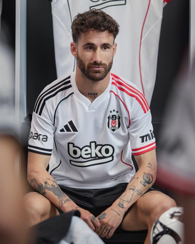 <p>Beşiktaş'ın yeni sezonda giyeceği formalar belli oldu.</p>