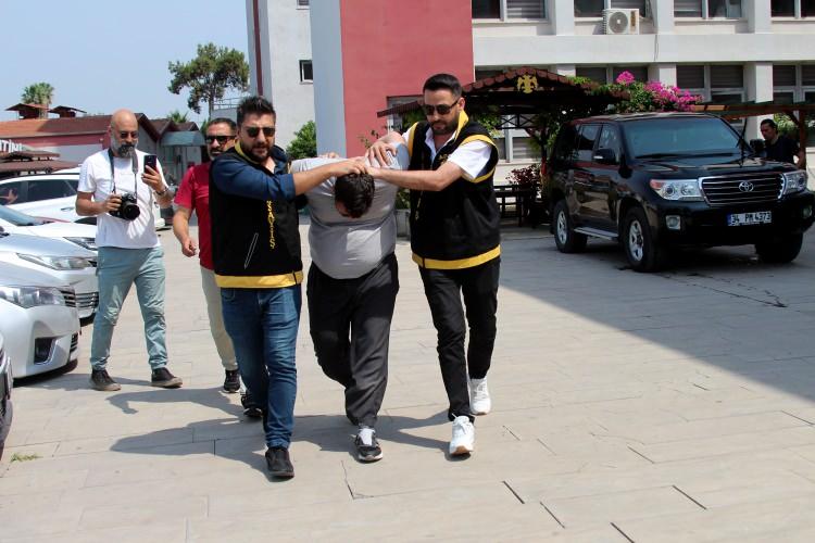 <p><span style="color:#A52A2A"><strong>"CİNAYETİ BİR ANLIK ÖFKEYLE İŞLEDİM" </strong></span></p>
<p>Emniyete götürülen Ali Daaboul, ifadesinde, <strong>"Annem, hamile eşimle evi terk etmemi istiyordu. Bu nedenle bir süredir aramız bozuktu. O sabah telefonda tartışınca kendimi kaybettim. Cinayeti bir anlık öfkeyle işledim."</strong> dedi.</p>