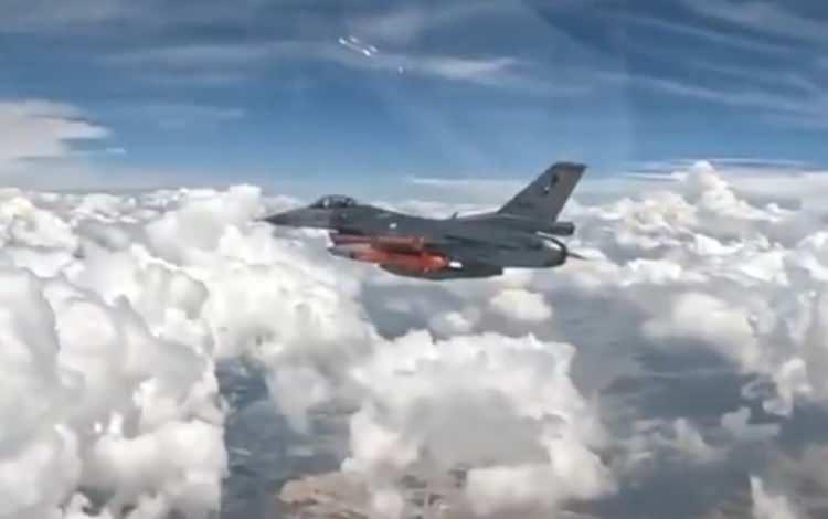 <p>Yabancı basın, milli imkanlarla geliştirilen KTJ-3200 turbojet motoru ve SOM seyir füzesi ile Türkiye'nin ABD ve Avrupa ile rekabet ettiğini belirtti. KTJ-3200 48 kg ağırlığında ve 17 saat hizmet verebiliyor</p>