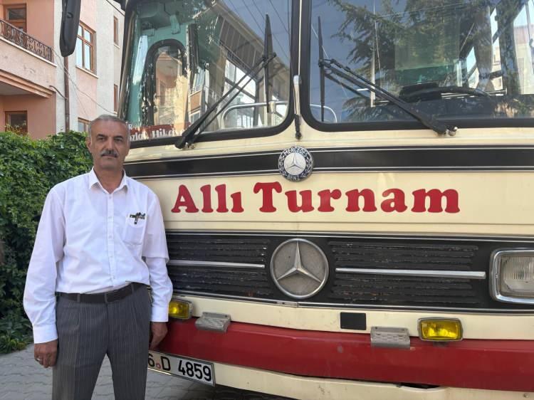 <p><span style="color:#A52A2A"><strong>"KÜLTÜRÜ TAŞIYAN BİR ARAÇ"</strong></span></p>

<p>Kırşehir İl Kültür ve Turizm Müdür Yardımcısı Eyüp Temur ise <strong>"Allı Turnam bir proje. Bu proje kapsamında Anadolu insanının kültürünü, musikisini, adetlerini, yaşam tarzı bu otobüste sergileniyor. Biz de daha önce müzik oyun topluluğumuz ile bu otobüs içerisinde bir program yapmıştık. Çok güzel olmuştu. Bugün de enteresandır, canlı yayında gördük, koşa koşa geldik ve buradan destek verdik kardeşimize. Çünkü iyi işler yapıyorlar. Türk milletini, Türk kültürünü anlatıyorlar. Bunu taşıyorlar. Ben de bir kültürcü olarak bundan mutlu oluyorum."</strong> ifadelerine yer verdi.</p>
