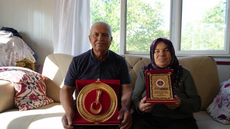 <p><span style="color:#A52A2A"><strong>HEMŞEHRİLERİNDEN ETKİLENDİLER </strong></span></p>
<p>Çalışma hayatına taksi ve kamyon şoförlüğüyle başladığını belirten Mehmet Ali Uysal, <strong>"1985 yılından itibaren 30 yıl boyunca odun kömür ticareti yaptıktan sonra iş yerimi kiraya verip emekliye ayrıldım. Köyde tarlalarımız, bahçelerimiz vardı. Bu bahçelerde ağaç yetiştirerek vakit geçirdik. Bizim hiç çocuğumuz olmadı. Yaşlandığımız için artık bahçelere bakmakta zorlanıyoruz. Bu nedenle tarlamın birini sattım. Diğer tarlamı ise Bucak'ta yaşayan Fatma Arıcan kardeşimizin yaptığı bağıştan esinlenerek Jandarma Asayiş Vakfı'na bağışladık. Jandarmamız gece gündüz vatandaşımızın hizmetinde."</strong> şeklinde konuştu. </p>