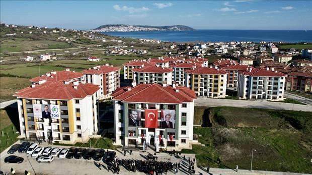 <p> </p>

<p><strong>KİRALIK KONUTLAR İÇİN YENİ MODEL</strong></p>

<p> </p>

<p> </p>

<p>Kira enflasyonunu düşürmeye yönelik önlemler de toplantıda tartışıldı. Bu çerçevede, TOKİ öncülüğünde gelecek yıl büyükşehirlerden başlayarak bir sosyal konut hamlesi başlatılması planlanıyor.</p>

<p> </p>

