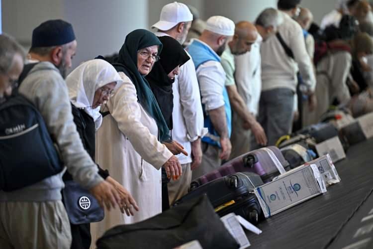 <p>İstanbul'a gelen ilk hacı kafilesini taşıyan ve Suudi Arabistan'ın Cidde şehrinden kalkan Suudi Arabistan Hava Yolları'na ait uçak, İstanbul Havalimanı'na saat 13.30'da indi.</p>