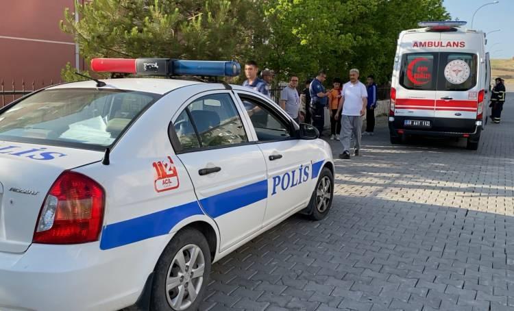 <p>Polis ekiplerinin güvenlik önlemi aldığı olayda itfaiye ve sağlık ekipleri çocuğu kurtarmak için adeta zamanla yarıştı. İtfaiye ekipleri kesici aletle çocuğun koluna saplanan demirin bağlantılarını kesti.</p>
