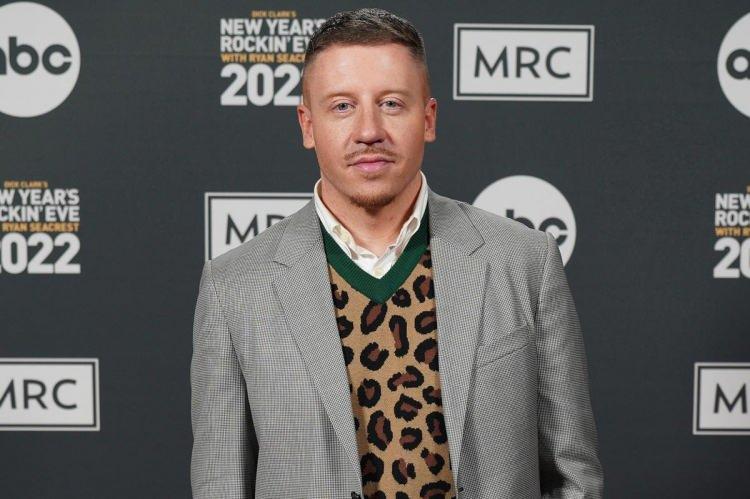 <p><span style="color:#000000"><strong>"Thrift Shop" isimli parçasıyla dünya müzik listelerini bir dönem adeta kasıp kavuran ABD'li rap sanatçısı Macklemore, yalnızca hit parçalarıyla değil toplumsal konulardaki hassasiyetiyle de gündeme geliyor.</strong></span></p>