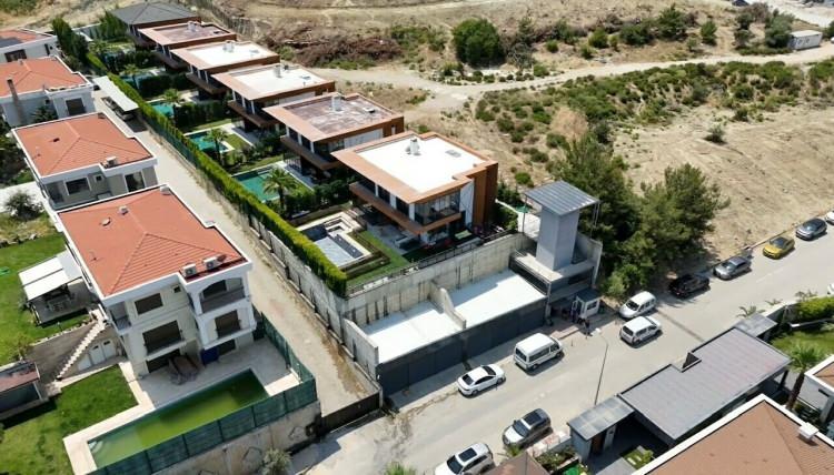 <p>Zeyrek'in cenazesi bir gün sonra Manisa Cumhuriyet Meydanı'nda kılınan cenaze namazı ardından toprağa verildi.</p>
<p> </p>