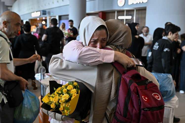 <p>Hacılardan Mustafa Kayıkçıoğlu, hac ibadetini sorunsuz bir şekilde eda ettiklerini belirterek, "Takdir etmek lazım. Kutsal topraklarda Suudi Arabistan yönetimi çok ciddi tedbirler almış. Hiçbir izdiham yaşamadık, tehlikeli bir şey görmedik. Huzur içinde ibadetimizi yaptık. Oradaki insanlar polisiyle, yetkilisiyle, Diyanet'in organizasyonu her yönüyle yardımcı oldu. Diyanet'in Arafat'taki duası mükemmeldi." dedi.</p>