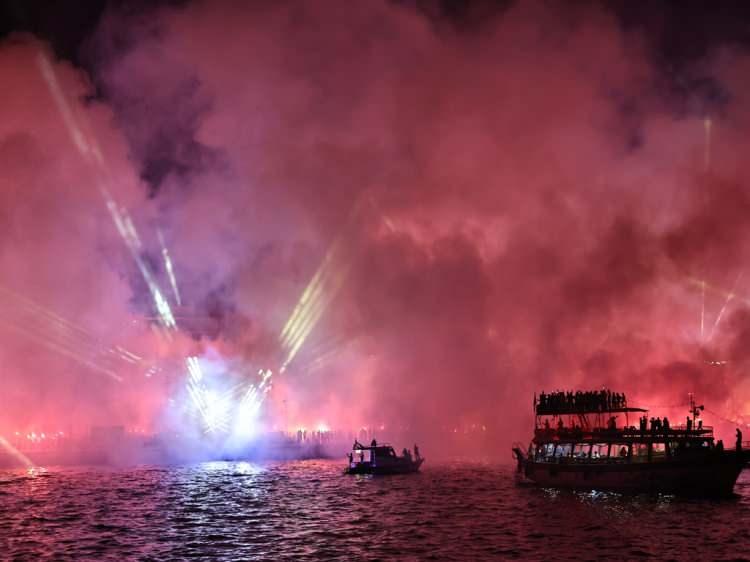 <p>İzmir'in en köklü kulüplerinden olan Göztepe, kuruluşunun 100’üncü yıl dönümünü kutladı. Sarı-kırmızılı taraftarlar Güzelyalı Sahili’ne akın ederek büyük bir coşku yaşarken, yaktıkları meşalelerle geceyi aydınlattı.</p>