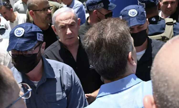 <p>Hükümet uçağının Yunanistan'da görüntülenmesi sonrasında bu ülkeye kaçtığı yönünde haberlerin de servis edildiği Netanyahu, çığ gibi büyüyen tepkilerin ardından ilk kez ortaya çıktı.</p>