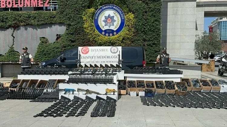 <p>'BENİM KIZIN EMANETİNİ UNUTMA'</p>
<p>İddianamede yer alan tutanaklarda Çamıran'ın Şeker'e "Benim kızın emanetini unutma Kral ayın 15'i giderken emaneti sana bırakacağız ama sende dursun hep" dediği, Şekerin ise "Emanet kolay" şeklinde cevap verdiği kaydedildi.</p>
