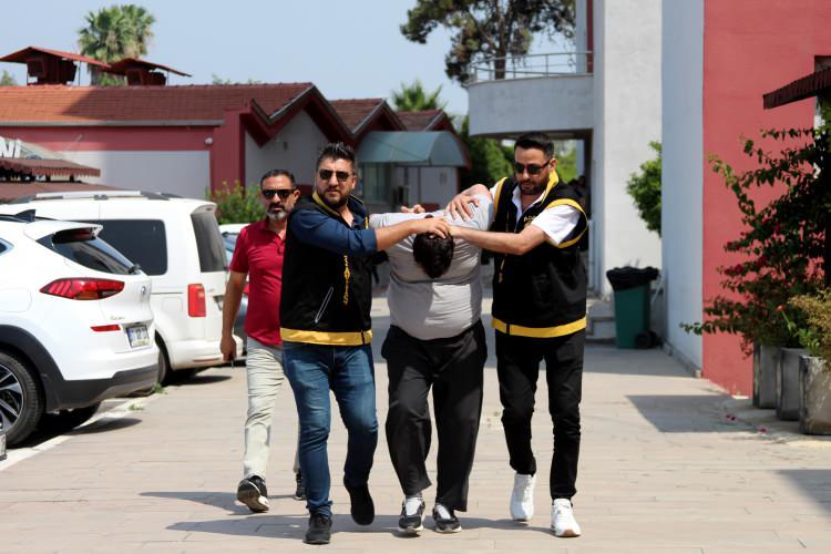 <p>Olayla ilgili çalışma başlatan Cinayet Büro Amirliği ekipleri, şüphelinin Sümer Mahallesi’ndeki bir evde saklandığını belirledi. Adrese operasyon düzenleyen polis, Ali Daaboul’u yakaladı.</p>