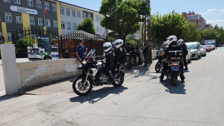 <p>Okula gelen sağlık ekipleri, Öz'ün yaşamını yitirdiğini belirledi. Polis, Berkehan Oluk'u gözaltına aldı.</p>