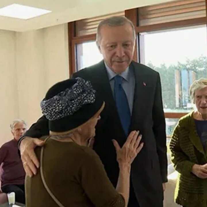 <p>Tosun'un "Benim burada kimsem yok ben Kimsesizim" sözlerine Erdoğan, "Kimsesiz değilsin, biz varız" diyerek karşılık vermişti. Darülaceze'de kalan Suzan Tosun 93 yaşında hayatını kaybetti.</p>
