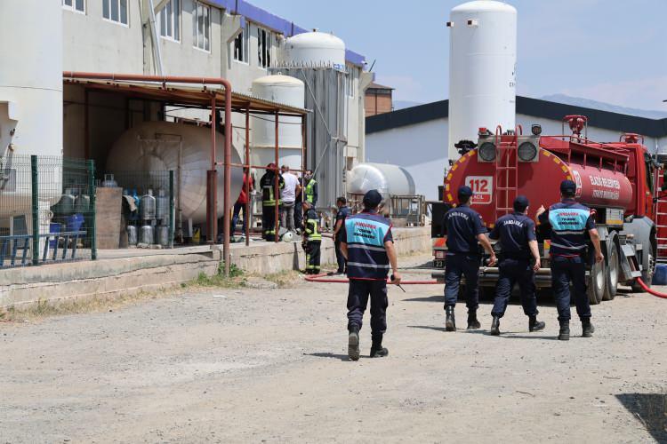 <p>Elazığ'da oksijen ve asetilen dolum tesisinde patlama meydana geldi. Gazdan etkilenen 3 kişi hastanede tedavi altına alındı.</p>
<p> </p>