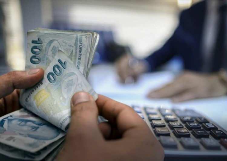<p>Beklenti Ne Yönde?</p>
<p>Merkez Bankası’nın son Piyasa Katılımcıları Anketi’ne göre, Haziran enflasyonu yüzde 1,77 seviyesinde gerçekleşebilir. Bu tahmin tutarsa, ilk 6 aylık enflasyon oranı yüzde 17,13 olacak. Böyle bir senaryoda memurların maaş zammı da yüzde 16,03’e ulaşacak. Kesin oran 3 Temmuz’da açıklanacak, zamlı maaşlar ise 15 Temmuz’da hesaplara yatacak.</p>