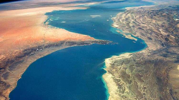<p>Hürmüz Boğazı, küresel petrol ticaretinin yaklaşık üçte birinin sağlandığı kritik bir deniz yolu olarak öne çıkıyor. Orta Doğu'daki petrol üreticilerinin sağladığı günlük 17-20 milyon varil ham petrol ve kondensat, Hürmüz Boğazı üzerinden küresel piyasalara sevk ediliyor.</p>
