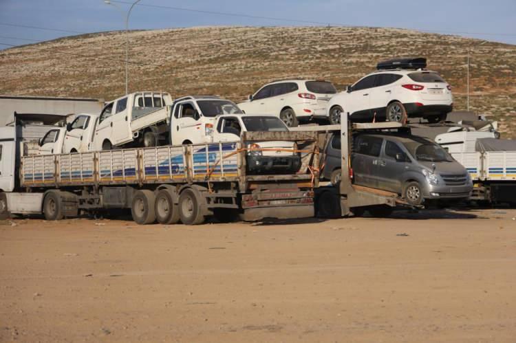 <p>Araçları İskenderun limanından alarak Cilvegözü Sınır Kapısı'ndan Suriye'ye geçirdiklerini ifade eden tır şoförü Mehmet Ay, "Ben burada 2 yıldır tır şoförlüğü yapıyorum. Buraya ayda 4 sefer geliyorum, araba taşıyoruz. Ayda 3 sefer karşı tarafa gidiyoruz. Bu araçları Cilvegözü Sınır Kapısı'ndan Suriye'ye girdiriyoruz, 4 kilometre ileride tampon bölgeye bırakıp geliyoruz. Araçları İskenderun limanından alıp getiriyoruz. 10 gün içinde 150 araç götürüyoruz" şeklinde konuştu.</p>