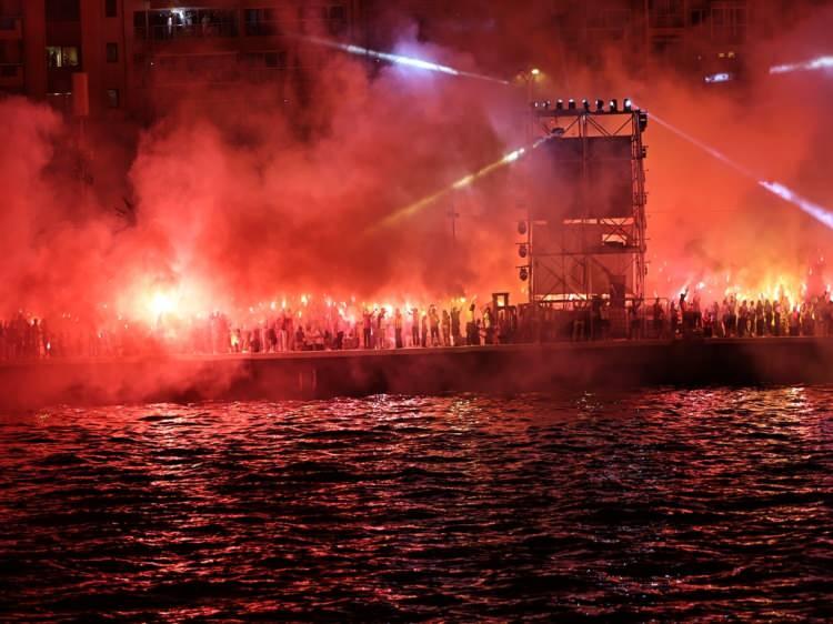 <p>Saatler 20.00 olunca da DJ Levent Özbay sahneye çıktı. Müzik gösterileriyle binlerce sarı-kırmızılı taraftarlar eğlenirken, ışık ve lazer gösterisi de yapıldı.</p>
