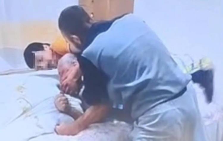 <p>Ordu'nun Ünye ilçesinde, darp edilip öldürüldükten sonra intihar süsü verilen 66 yaşındaki Ahmet Cavıldak’a yapılan işkencenin görüntüleri ortaya çıktı.</p>