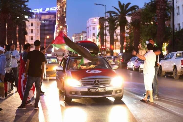 <p>Filistin'in Zaferi ve Gazze'ye Yardım için Cezayir Girişimi Başkanı Yahya Sari, yaptığı açıklamada, "Kararlılık Kafilesi" isimli konvoylarının Tunus'a doğru yola çıktığını, burada Tunus konvoyuna katıldıktan sonra Libya'ya ve ardından Mısır'a geçeceğini bildirdi.</p>