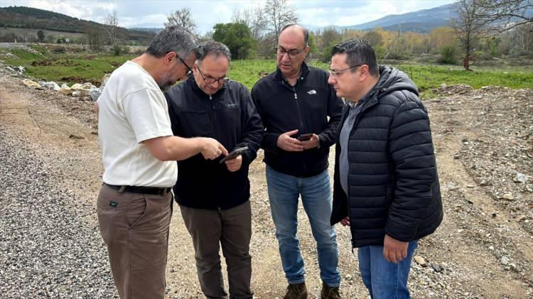 <p>Son günlerde bölgede sismik hareketliliğin yeniden arttığını belirten Özburan, şunları kaydetti:</p>

<p><em><strong>"En son Simav'da 10 Haziran Salı günü meydana gelen 4,5 büyüklüğündeki deprem birçok yerden hissedildi. 21 Nisan'da ilk meydana gelen 4,3'lük depremden bu yana 4'ün üzerinde en büyüğü 4,6 olan 8 sarsıntı kaydedildi. Bu depremlerin 4,6 büyüklüğünü geçmediğini görüyoruz. Klasik tektonik depremlerde bir ana şok gerçekleşir ve büyüklüğü küçülerek devam eder ancak buradaki depremlerde böyle bir durum söz konusu değil."</strong></em></p>
