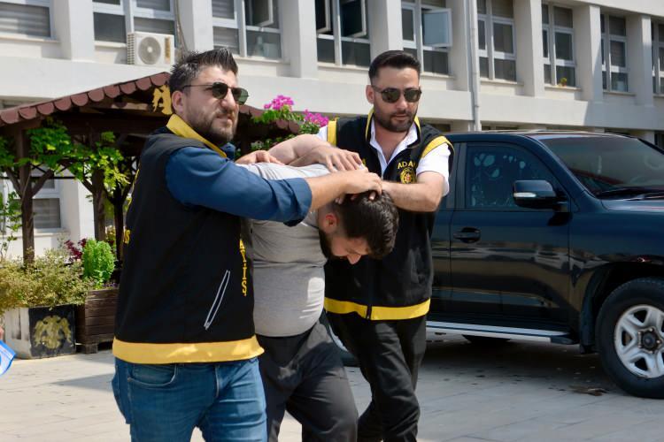 <p>Adana'da tartıştığı annesi <strong>Zukaa Mahmoud’u (44), </strong>çalıştığı kebapçıda bıçaklayarak öldürdükten sonra saklandığı evde yakalanan<strong> Ali Daaboul (24), </strong>adliyeye sevk edildi. <strong>Korkunç cinayetin nedeni ortaya çıktı. </strong></p>