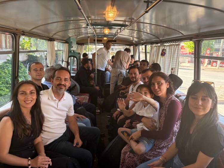 <p>Birçok şehirde, birlikte gittiği sanatçılarla ücretsiz konserler veren Serhat Ulaşkan, gittiği her şehirde müziği, kültürü ve dostluğu "Allı Turnam" ile vatandaşlara taşıyor.</p>
