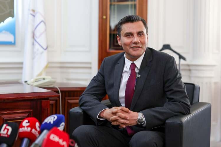 <p><span style="color:rgb(0, 0, 0)">Yunusemre ilçesindeki evinde 6 Haziran akşamı elektrik akımına kapılarak ağır yaralanan Manisa Büyükşehir Belediye Başkanı Ferdi Zeyrek, tedavi gördüğü Manisa Celal Bayar Üniversitesi Hafsa Sultan Hastanesi’nde dün, saat 17.05'de yaşamını yitirdi.</span></p>