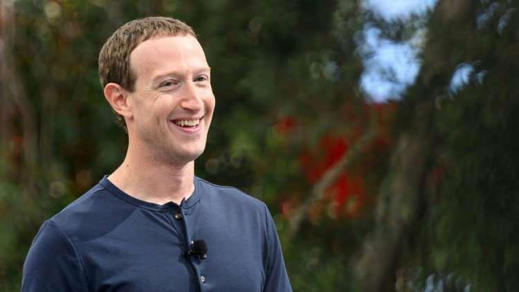 <p><strong>Mark Zuckerberg</strong></p>
<p><strong> </strong></p>
<p><strong>Servet: </strong>239,6 milyar dolar</p>
<p> </p>
<p><strong>Sektör:</strong> Teknoloji (Facebook’un kurucusu)</p>
<p> </p>
<p><strong>Bağlantı: </strong>Listede en genç isim. İsrail’le doğrudan büyük bir mali bağdan ziyade, Yahudi kimliğiyle öne çıkıyor.</p>