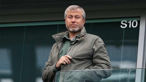 <p><strong>Roman Abramovich </strong></p>
<p><br />
<br />
<strong>Servet:</strong> 9.2 milyar dolar </p>
<p> </p>
<p><strong>Sektör:</strong> Enerji, spor (Chelsea FC’nin eski sahibi) </p>
<p> </p>
<p><strong>Bağlantı:</strong> Rus Yahudi kökenli. İsrail’de mülkleri olduğu ve bazı yatırımlar yaptığı biliniyor.</p>