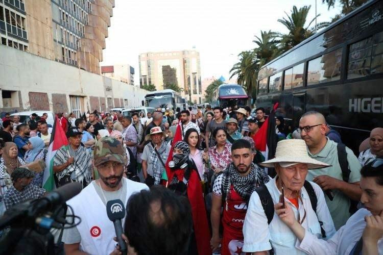 <p>Haaretz gazetesinin haberinde de Gazze Şeridi'ne girmek gibi bir amaçları olmadığına işaret edilen aktivistlerin sınırda bekleyecekleri ve satın aldıkları yaklaşık 300 çadırı Gazze'deki Filistinlilere bağışlayacakları belirtildi.</p>
