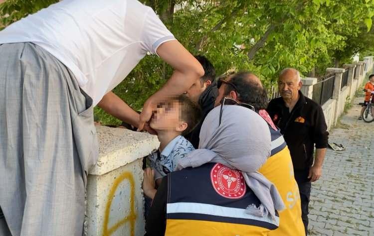 <p>Alınan bilgiye göre, arkadaşlarıyla birlikte okul bahçesinin yanında oyun oynayan 13 yaşındaki A.E. isimli çocuk, okulun bahçe duvarına çıkmak istedi.</p>