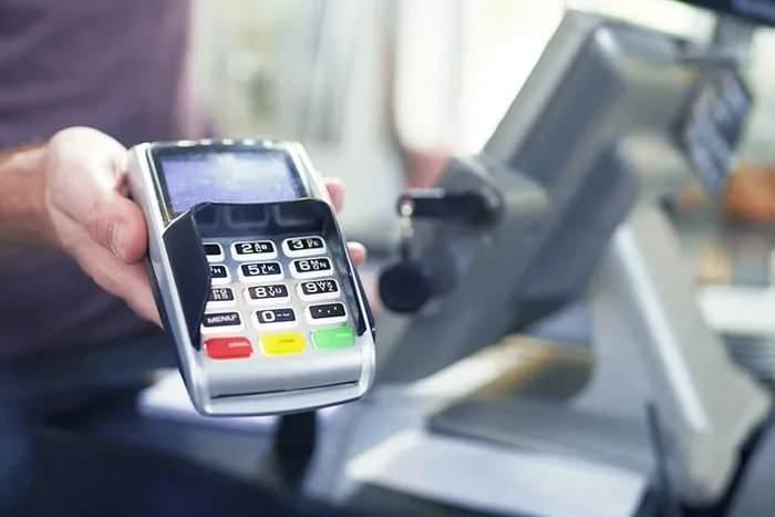 <p>Küçük mahalle esnafının sattığı birçok üründe kar marjı yüzde 3'ü geçmiyor. Örneğin, 500 TL'lik satışta esnafın bazı ürünlerde karı 15 TL'yi ancak buluyor. Ama banka POS komisyonu olarak o işlemin yüzde 4'ünü yani 20 TL'sini alıyor. Geri ödeme süresi de 40-45 güne kadar çıkıyor. Esnaf o parayı alana kadar enflasyon yükseliyor, ürünün maliyeti artıyor, kar eriyor.</p>
<p> </p>