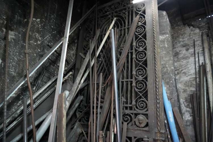 <p>Tarihi kapıların üzerindeki figürlerin ve kilit sistemlerinin ilk günkü gibi yeni ve çalışır durumda olduğunu vurgulayan Germi, "Karadeniz, Büyük Cami'nin duvarlarına vurduğu zaman bu demir kapılar, dedemden babama kalmıştı. Şimdi de babamdan bana kaldı. Bu kapıları antikacılar benden çok almak istediler. Bir de yazlıkları olanlar almak için çok teklif verdi. Bunları kapıyı vermedim, vermeyeceğim. Ben öldüğümde ise büyük ihtimal çocuklarım onu hurdacıya verirler. Bunların haricinde Samsun'daki kilisenin papazı da kapıyı almayı çok istedi. Papaz, ‘Bu kapı bize yakışır, ne istiyorsan verelim, kapıyı bize ver' diye ricada bulundu. Ben ise ‘yok' şeklinde cevap verdim. Kapıyı verirsem yurtdışı gezi de teklif ettiler. Kapıyı yurtdışında eyalete götürüp, parasını vermeyi de teklif ettiler ancak kabul etmedim" dedi.</p>