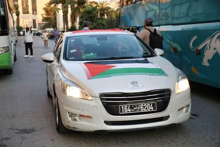 <p>Başkent Tunus’un merkezinde yer alan 5. Muhammed Caddesi'nde toplanan Moritanya, Fas, Cezayir ve Tunuslu yüzlerce aktivist sabahın erken saatlerinde kayıt işlemlerini tamamlayarak konvoyun ilk durağı olan Tunus’un Susa kentine doğru yola çıktı.</p>